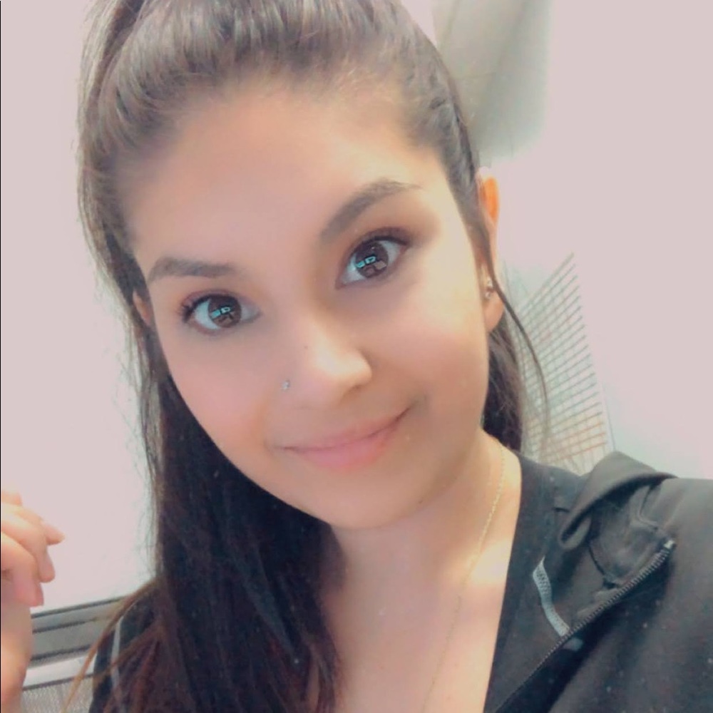 Meet your Posher, Alexia